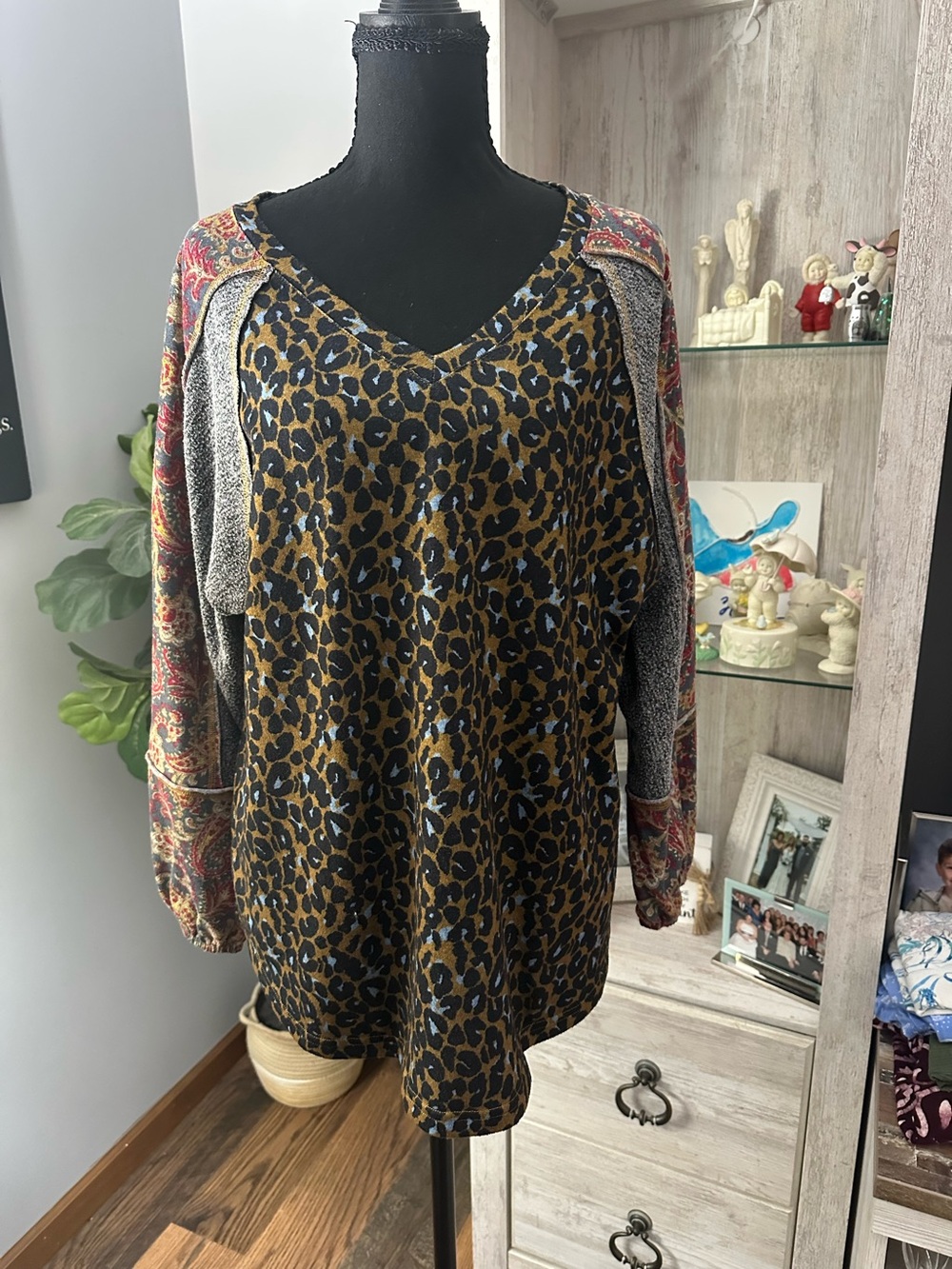 GiGio Leopard Print V-Neck Tunic Top in Black, Brown & Blue PTP 24